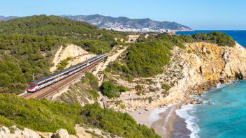 Civia Nahverkehrszug der RENFE Rodalies de Catalunya bei Sitges in Spanien Sitges, Spanien - 20. Februar 2022: Civia Nah
