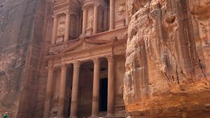 Personen vor Eingang zur Felsenstadt Petra