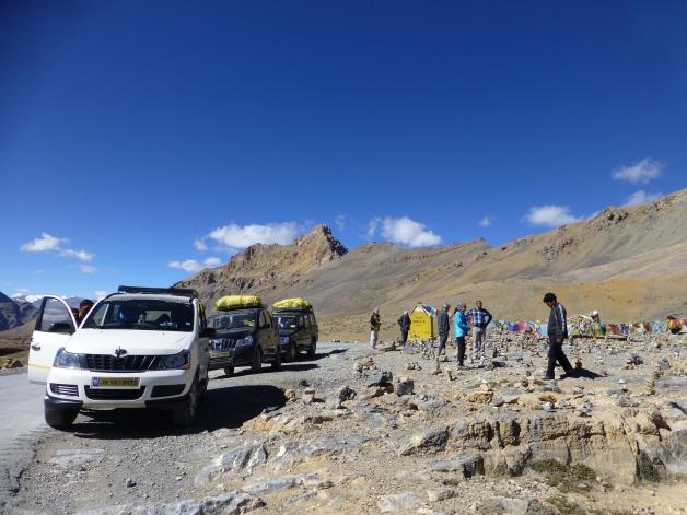 Ladakh in Indien: Die Straße Manali-Leh auf dem Nakeela Pass in der Himalaya-Region. Auf dem Highway sind auch Fahrzeuge mit Touristen unterwegs. Die Höhe beträgt 4.920 Meter.           