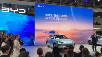 IAA 2023: E-Autobauer BYD präsentiert ein Auto auf einer Bühne vor Zuschauenden