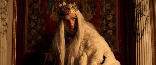 Regisseur Borsu Highson verkörpert den verrückten König in „The Mad King“.