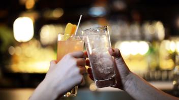 Verwässert schnell? Glas für Gin & Tonic randvoll mit Eiswürfel