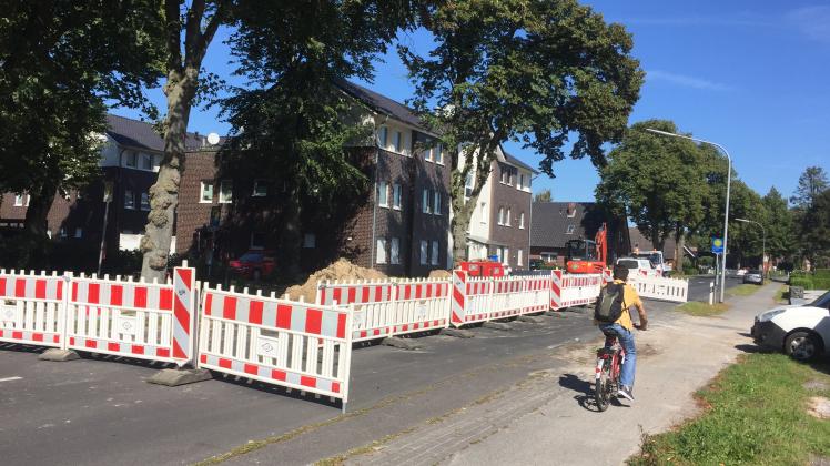 Für Kraftfahrzeuge gibt es auf der Friederikenstraße in Papenburg im Bereich der Bruchstelle kein Durchkommen.
