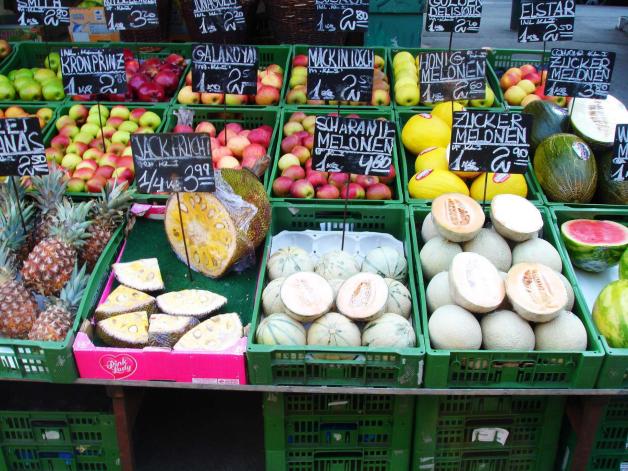 120 Marktstände und Lokale: Der Wiener Naschmarkt ist international bekannt. Es gibt hier internationale Köstlichkeiten aus aller Welt. 120 Marktstände und Lokale: Der Wiener Naschmarkt ist international bekannt. Es gibt hier internationale Köstlichkeiten aus aller Welt.