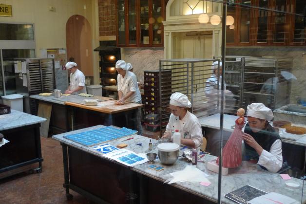 Hinter den Kulissen einer süßen Welt: Die Schau-Konditorei in der Hofzuckerbäckerei Demel ist ein spannendes Ziel.              