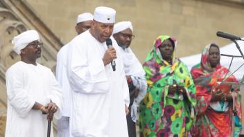 Ägyptisch-sudanesische Tanzgruppe, Leitung Dr. Tariq Sharief - Kulturfest - Religionen laden ein - bei Speisen, Gesang und Tanz an langen Tischen