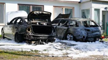 Die beiden Fahrzeuge brannten vollständig aus. Ein Übergreifen der Flammen auf das Wohngebäude konnte die Feuerwehr verhindern. 