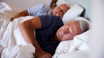 schlafen,bett,seniorenpaar *** sleeping,bed,older couple mmq-xsw,model released, Symbolfoto
