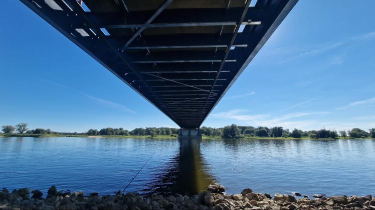Seit 1992 steht die Brücke über die Elbe bei Dömitz. Fast genauso lange ist den Menschen in der Gemeinde Amt Neuhaus auch eine Elbbrücke versprochen. Noch ist hier allerdings nichts geschehen.