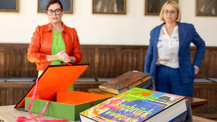 Vorstellung des neuen, dritten Goldenen Buches der Stadt OS. Künstlerin Martina Schulz und Oberbürgermeisterin Katharina Pötter
