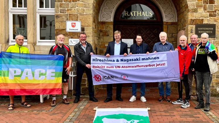 Mit einer Radtour durch die Samtgemeinden im Osnabrücker Nordkreis wurde der Beitritt der Bürgermeister besiegelt. In Bersenbrück waren Michael Wernke (vier von links) und Michael (Bürgel) dabei.