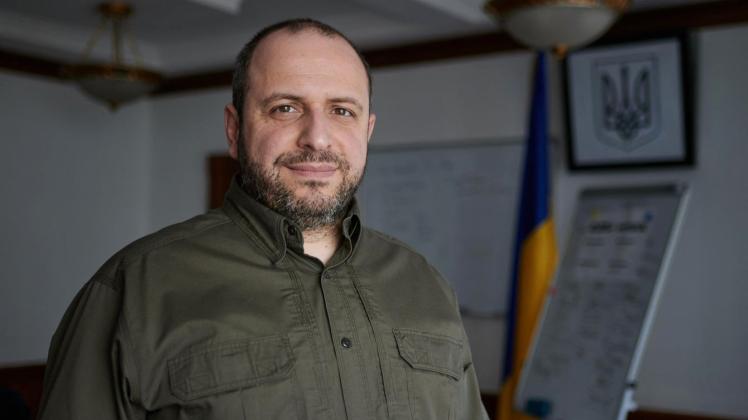 Selenskyj hat seinen Verteidigungsminister Resnikow rausgeschmissen und ersetzt ihn durch den 41-jährigen Krimtataren Rustem Umjerow.