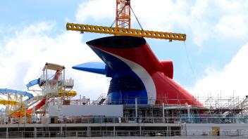 Die Montage des Schornsteins der „Carnival Jubilee“ klappte im Juli erst im zweiten Versuch.