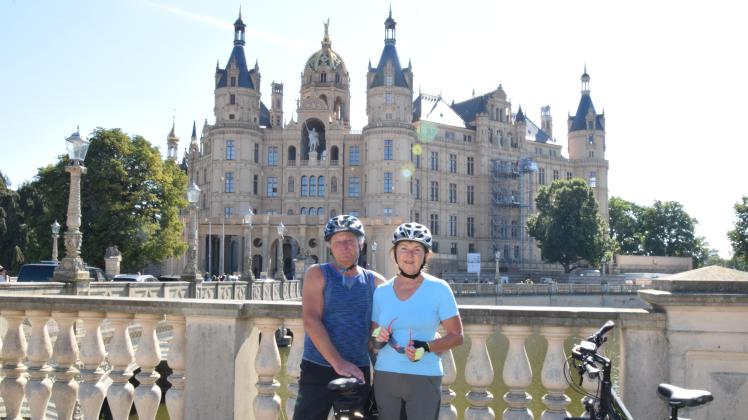 Chemnitzer Ehepaar vor Schweriner Schloss