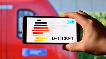 Mit dem Deutschland-Ticket (D-Ticket) können Kunden der Deutschen Bahn ab dem 1. Mai 2023 für nur 49 Euro pro Monat in a