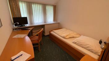 Ein Zimmer in der Gemeinschaftsunterkunft für geflüchtete im ehemaligen Seminarhaus Nutzhorn: Wie geht es mit der Betreuung der Bewohner?