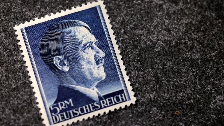 Ab 1933 druckte das Deutsche Reich bzw. die Deutsche Reichspost zahlreiche Briefmarken mit dem Konterfei von Adolf Hitle