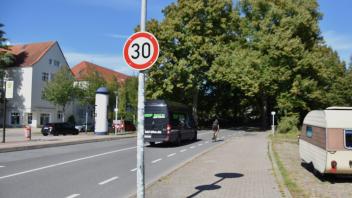 Auf der Hundertmännerstraße in Rostock gilt ein generelles Überholverbot. Doch viele Autofahrer halten sich nicht daran.