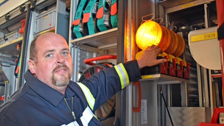 Brandschützer Guido Klüver schaut noch einmal nach, ob für die große Technikschau zum Geburtstag der Goldenstädter Feuerwehr alles intakt ist. 