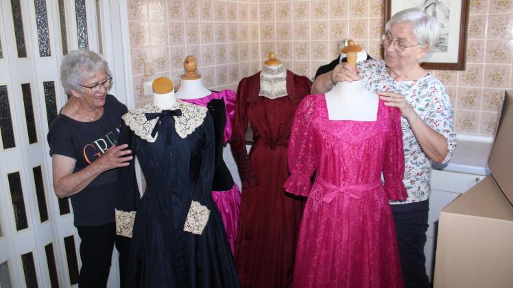 An der Mode lässt sich im Stadtmuseum ablesen, wie in den verschiedenen Jahren gefeiert wurde.