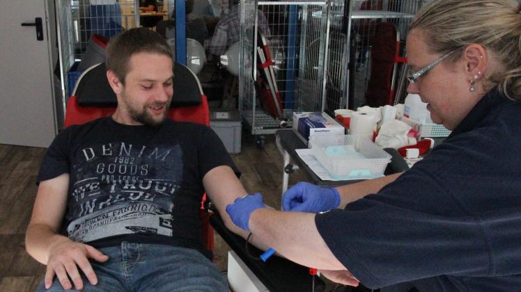 Nick Weßling geht regelmäßig zum Blutspenden. Sandra Lübken vom DRK freut sich über die Spendebereitschaft.
