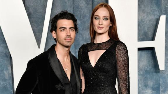 Schluss nach vier Jahren Ehe: Sänger Joe Jonas (34) hat im September die Scheidung von „Game of Thrones“-Star Sophie Turner (27) eingereicht. Das Paar hat zwei gemeinsame Töchter im Alter von eins und drei Jahren. Angeblich erfuhr Turner von der Scheidung aus den Medien. Sie geht mittlerweile richterlich gegen Jonas vor, weil er ihre Kinder nicht zu ihr nach England ausreisen lasse. Joe Jonas und Sophie Turner