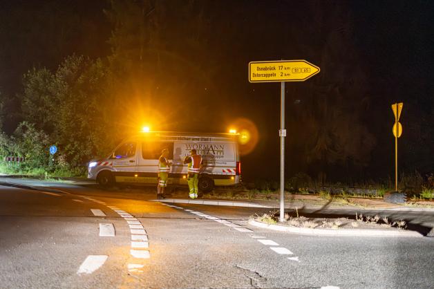 Gegen 23.30 Uhr treffen die ersten Fahrzeuge ein und die Verkehrssicherungeinrichtungen werden beiseite geräumt. Gegen 23.30 Uhr treffen die ersten Fahrzeuge ein und die Verkehrssicherungeinrichtungen werden beiseite geräumt.