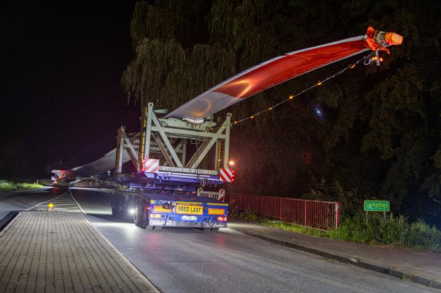 Vom Flügelende aus ist das Zugfahrzeug in der Dunkelheit kaum noch zu sehen. Vom Flügelende aus ist das Zugfahrzeug in der Dunkelheit kaum noch zu sehen.