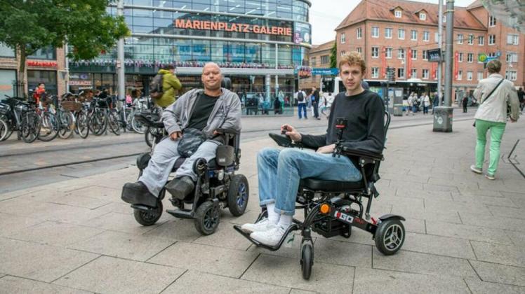 Der Marienplatz in Schwerin ist für Rollstuhlfahrer gut befahrbar, das ist aber nicht in ganz Schwerin so. (l. David Naumann, r. Christian Schneider)