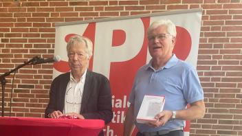 Der SPD-Kreisvorsitzende Lothar Schramm (links) begrüßte SPD-Urgestein Ernst Dieter Rossmann in Krempe Kreisparteitag Steinburg