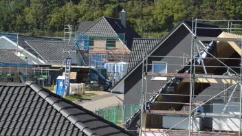 In Bujendorf entstehen südlich der Dorfstraße gerade mehrere neue Häuser. Doch nach einem Urteil des Bundesverwaltungsgerichts könnte es plötzlich um Schwarzbauten handeln.