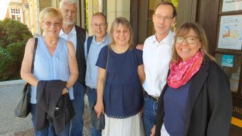 Sie sind vorerst erleichtert, die Pflegeeltern Jürgen und Gabi Roks (v.l), Matthias und Heike Steinebach sowie Hans und Anja Kemeny aus Ratekau.