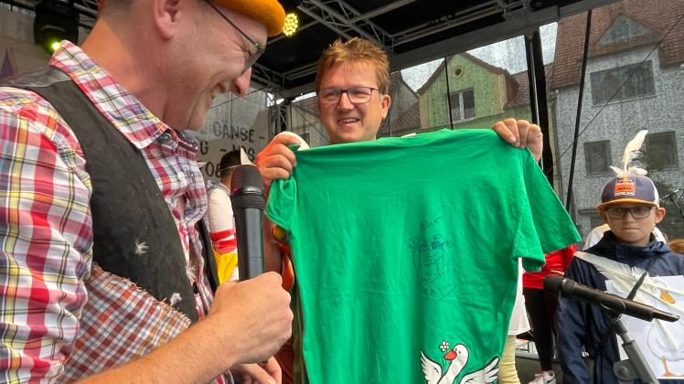 Eine besonderes Gänsemarkt-T-Shirt für Bützows Bürgermeister. Michael Lübke hat sich das Shirt von Rocklegende Udo Lindenberg signieren lassen. 