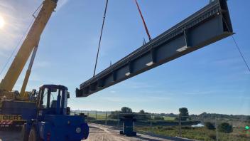 Rhede: Tonnenschwere Stahlelemente für neue Emsbrücke eingetroffen