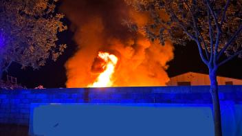 50 Feuerwehrleute löschen Brand in Entsorgungsbetrieb in Werlte