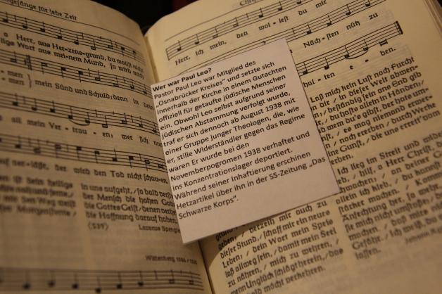 Auch in Gesangbüchern wurden Botschaften versteckt. In der Ausstellung stoßen Besucher so auf die Biografien von mutigen Menschen, die lange vergessen waren.