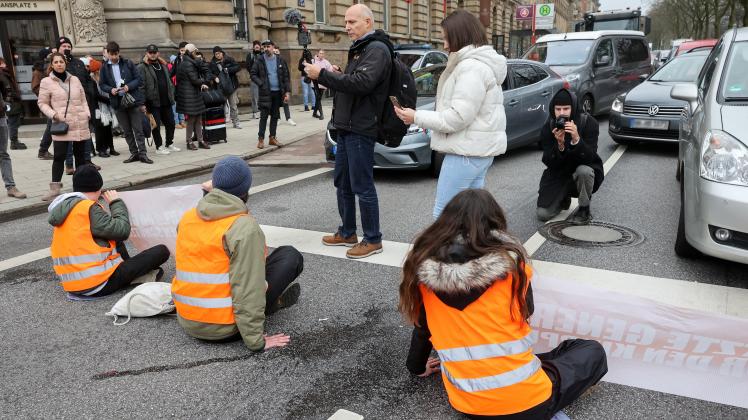 Klimaaktivisten blockieren Straße in Hamburg