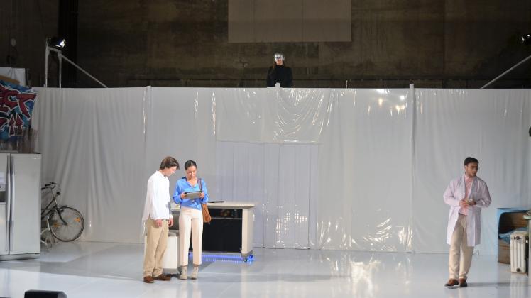 Schüler der Waldorfschule Evinghausen spielen 2023 das Theaterstück „(R)Evolution“.