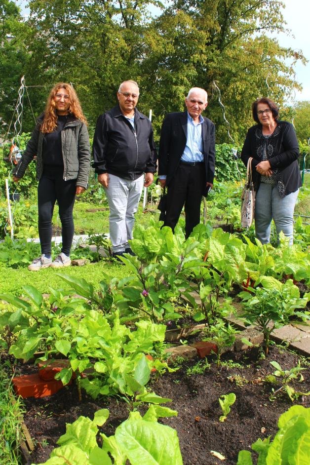 „Gartenfamilie:“ Fällt die Ernte reich aus, teilen die Gärtnerinnen und Gärtner, hier Lena Zeiton (von rechts), Samuel Gabriel, Gabriel Alp und Noura Amno, das Gemüse untereinander. „Gartenfamilie:“ Fällt die Ernte reich aus, teilen die Gärtnerinnen und Gärtner, hier Lena Zeiton (von rechts), Samuel Gabriel, Gabriel Alp und Noura Amno, das Gemüse untereinander.