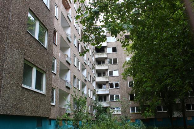 Hier wächst ein grüner Garten, nebenan verrotten frühere Wohngebäude: Die Stadt Delmenhorst will hier auf lange Sicht abreißen lassen. Hier wächst ein grüner Garten, nebenan verrotten frühere Wohngebäude: Die Stadt Delmenhorst will hier auf lange Sicht abreißen lassen.