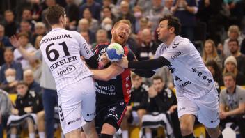 Flensburgs Jim Gottfridsson und Kiels Domagoj Duvnjak (re.) gehören im Derby zu den entscheidenden Figuren. Hendrik Pekeler könnte die Überraschung sein. 