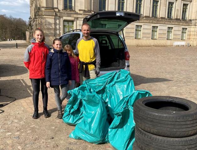 2021 wurde der Müll vor dem Schloss aufgestapelt. Da waren sogar Reifen dabei und säckeweise Windeln, die in einem Waldstück eingesammelt wurden.