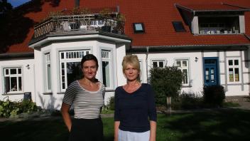 Rebekka Bude (links) und Margitta Varwig vor dem frommenhof