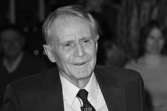 SPD-Politiker Hans-Ulrich Klose (6. September): Schon mit 37 Jahren wurde Klose Bürgermeister in Hamburg und war damit jüngster Regierungschef eines Bundeslandes. Im Mai 1981 trat er überraschend zurück. Zwei Jahre später wechselte er als Abgeordneter in den Deutschen Bundestag und blieb dort bis 2013. 1991 wurde er zum Vorsitzenden der SPD-Bundestagsfraktion gewählt. Klose starb mit 86 Jahren. Die vergangenen Jahre habe er an Alzheimer gelitten. Hans-Ulrich Klose (ehem. Mitglied des Deutschen Bundestages), Markus Lanz Sendung 1 aus dem Studio Stahltwiete, Hamburg,