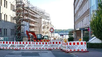 Ursprünglich sollte die Vollsperrung der südlichen Bahnhofstraße für die Verlegung von Fernwärmeleitungen bis Mitte September dauern. Aufgrund von Verzögerungen gehen die Stadtwerke als Bauträger nun von Anfang Oktober aus. 