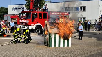 Bei der Brandvorführung simulierte die Feuerwehr das Löschen einer Gartenhütte.