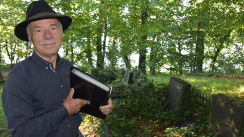 Dietrich Mau forscht zum jüdischen Friedhof in Eutin und kann Besuchern das ein oder andere bislang Unbekannte von den dort begrabenen Eutiner Juden erzählen.