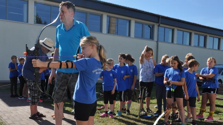 Wie sie den Bogen richten halten und damit zielen müssen, erklärte Tino Gurk vom Sportverein Rotation Neu Kaliß den Grundschülern.