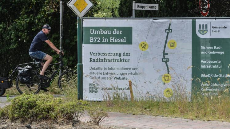 Die Gemeinde Hesel informiert im Ortskern auf Tafeln über die Baumaßnahmen.