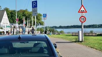 Parken an der Elbe in Wedel soll noch im laufenden Jahr teils deutlich teurer werden. 